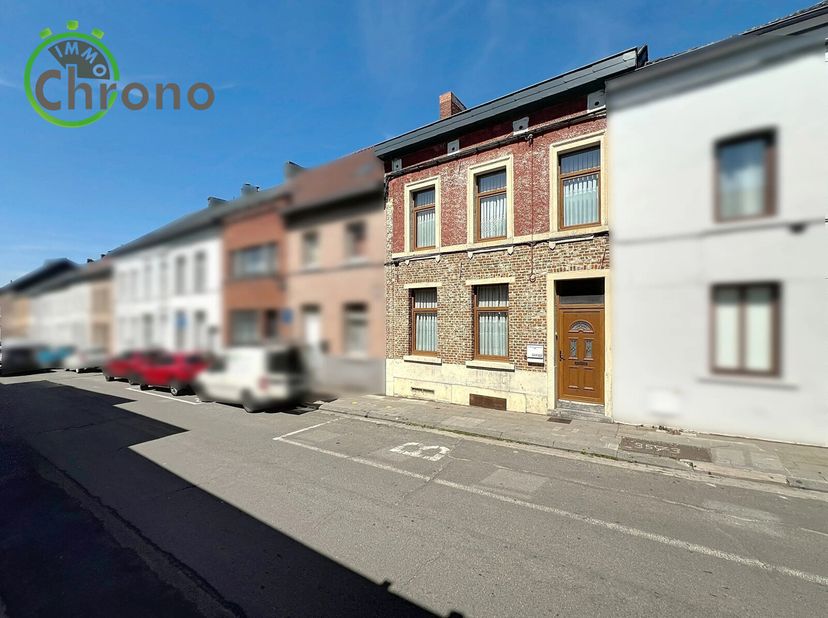 Votre bureau Immo Chrono vous propose en exclusivité cette spacieuse maison comprenant au rez-de-chaussée un hall d&#039;entrée, un salon, un living, une c