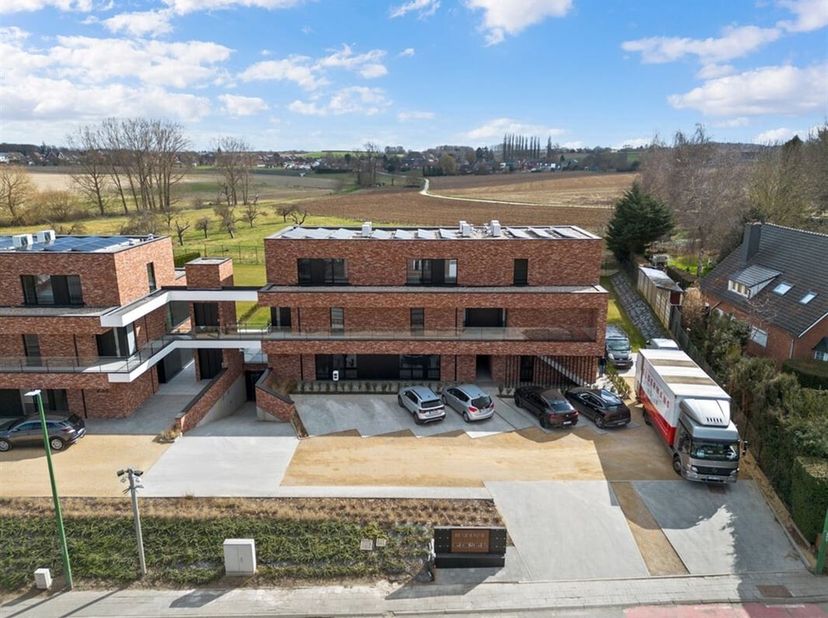 Op de Steenweg te Gingelom vinden we ter hoogte van nummer 235 dit prachtig nieuwbouw appartement terug. &lt;br /&gt;
Het appartement is gelegen in het cent