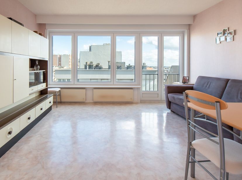 Très agréable et spacieux studio situé au sixième étage en plein centre de Middelkerke, à quelques pas de la digue et du nouveau casino. Beau salon lu