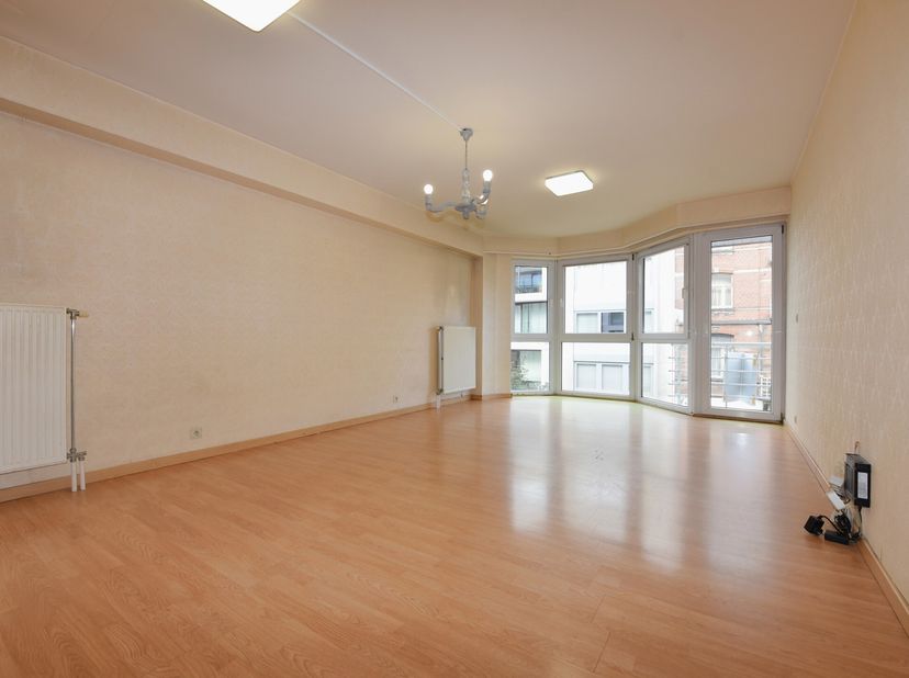 Bel appartement avec 2 chambres à coucher sur le côté ensoleillé de l&#039;Avenue Lippens.  Immeuble bien entretenu.&lt;br /&gt;
Entrée avec toilettes et buander