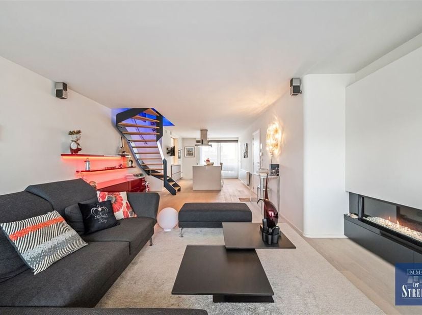 Découvrez ce bel appartement en duplex situé au coeur d&#039;Ostende, idéal pour ceux qui recherchent un cadre de vie contemporain. L&#039;appartement est situé