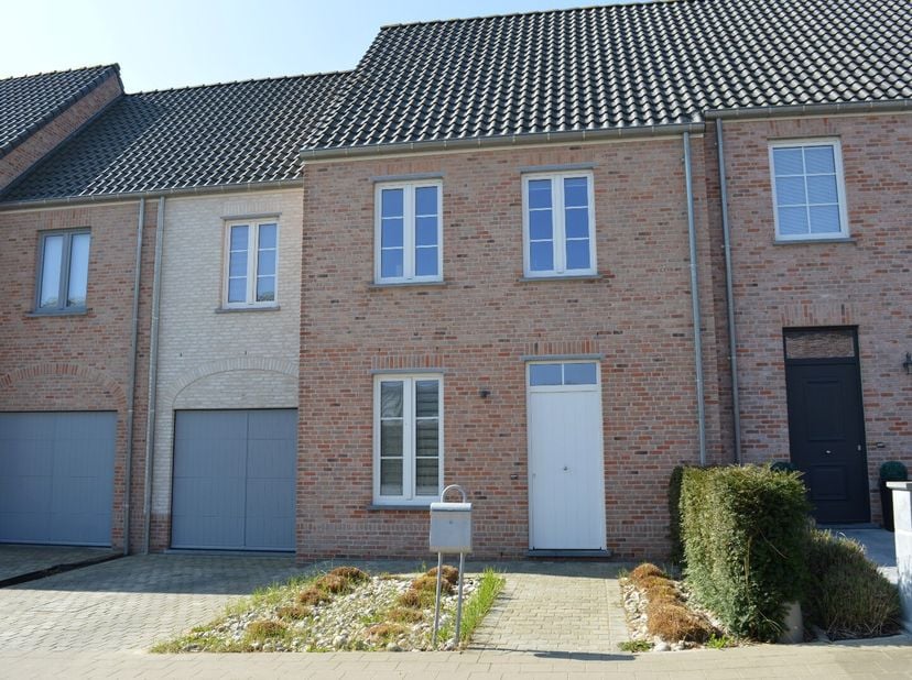 Woning in charmante pastoriestijl, een uitermate kwalitatieve top afwerking, gebruik van zeer degelijke materialen en 3 slaapkamers. Bovendien een ste