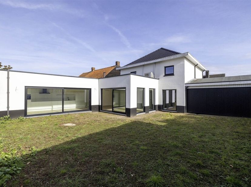 Deze prachtige woning in Veerle biedt een perfecte combinatie van comfort en moderne stijl. Met een bewoonbare oppervlakte van 190m² en gelegen op een