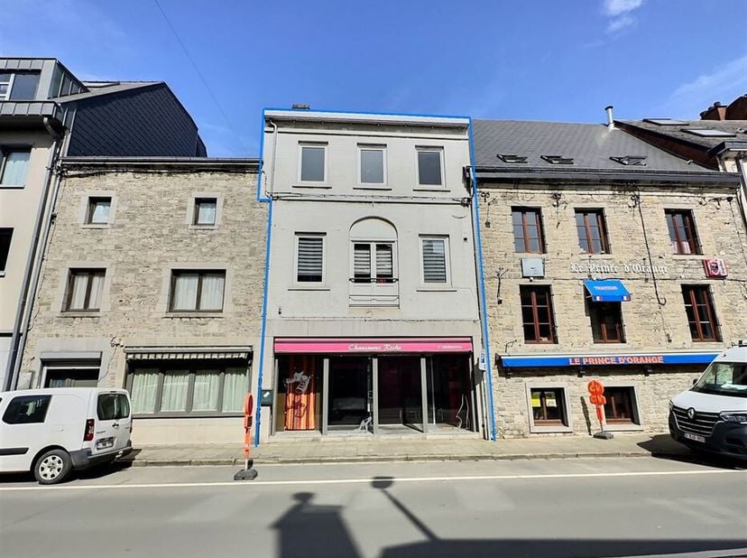 Bien à rénover en plein centre de Couvin !!!&lt;br /&gt;
Celui-si se compose d&#039;un rez-commercial et d&#039;un appartement.&lt;br /&gt;
Le rez comprend : une partie mag