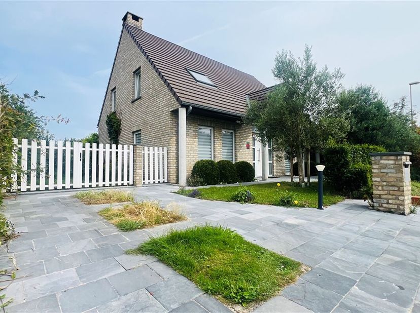 Située dans un clos résidentiel prisé, à deux pas de la place du village, cette belle villa offre tout le confort dont vous rêvez. Dès l&#039;entrée, vous