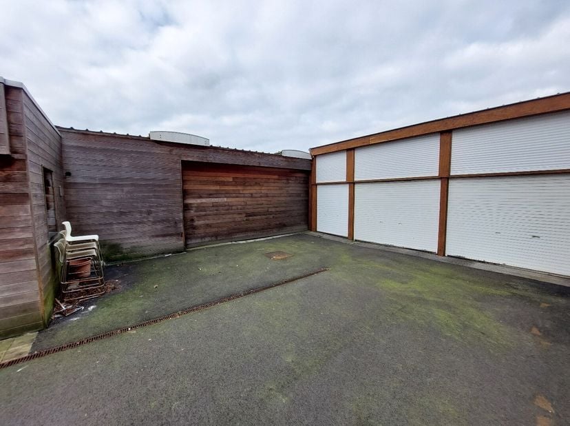 Atelier / opslagruimte van +/- 225m², bestaande uit werkplaats van 175m² + dubbele garage van 175m². Ideaal voor stockage of voor kleine ambacht.&lt;br /