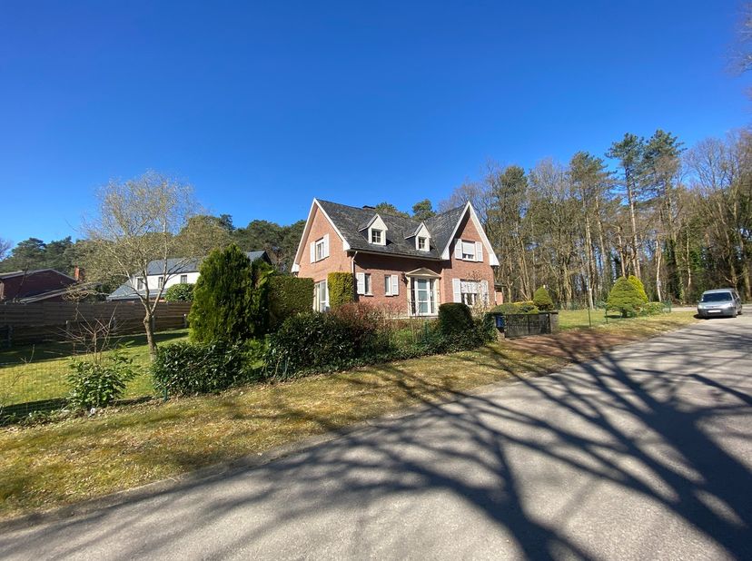 Vous aimez la verdure et la tranquillité mais toujours à proximité des magasins? Cette villa avec entretien du jardin compris, à la lisière de la forê
