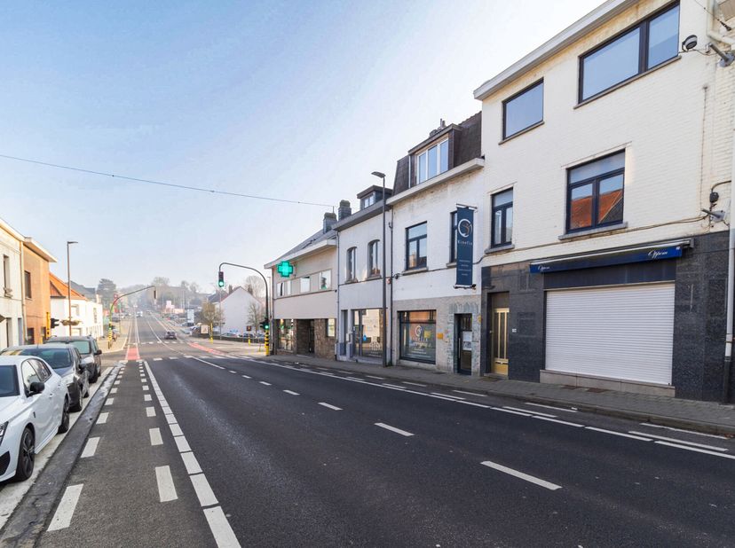 WEZEMBEEK-OPPEM  Appartement une chambre situé au premier étage dune petite résidence, avec un salon/salle à manger, une cuisine, un WC séparé, une sa