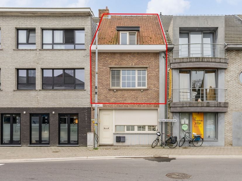 Dit ruime duplex-appartement, gelegen in het hart van het charmante Onze-Lieve-Vrouw-Waver, biedt een unieke woonervaring voor wie op zoek is naar com