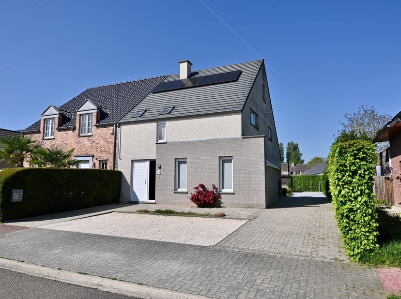 Deze knappe, halfopen bebouwing is gelegen op 5a05ca in een doodlopende straat, vlakbij de kerk en scholen van Sint-Joris. De woning is gebouwd in 200