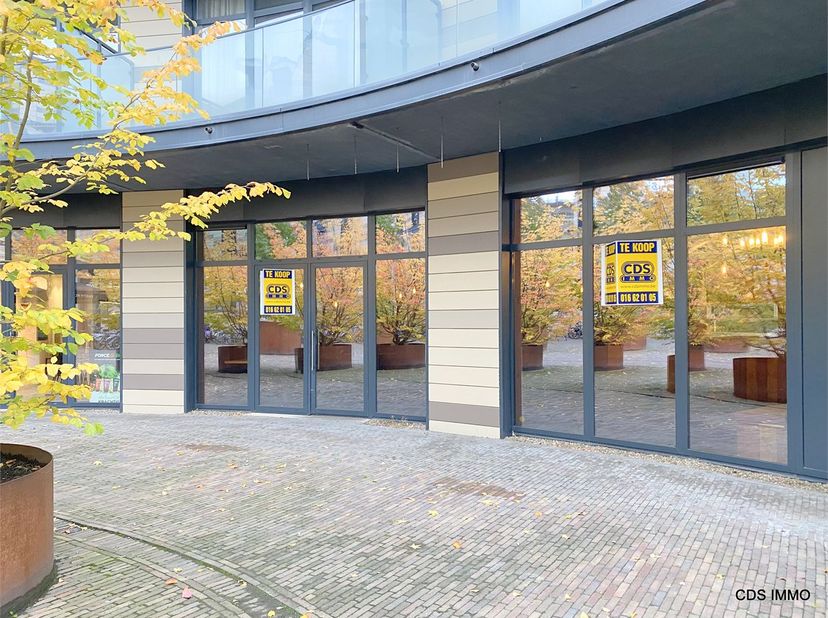 TOPLOCATIE TE HUUR !!  Dit unieke handelspand, gelegen in de levendige Tiensestraat, wordt vanaf heden ook te huur aangeboden. &lt;br /&gt;
Het pand biedt e