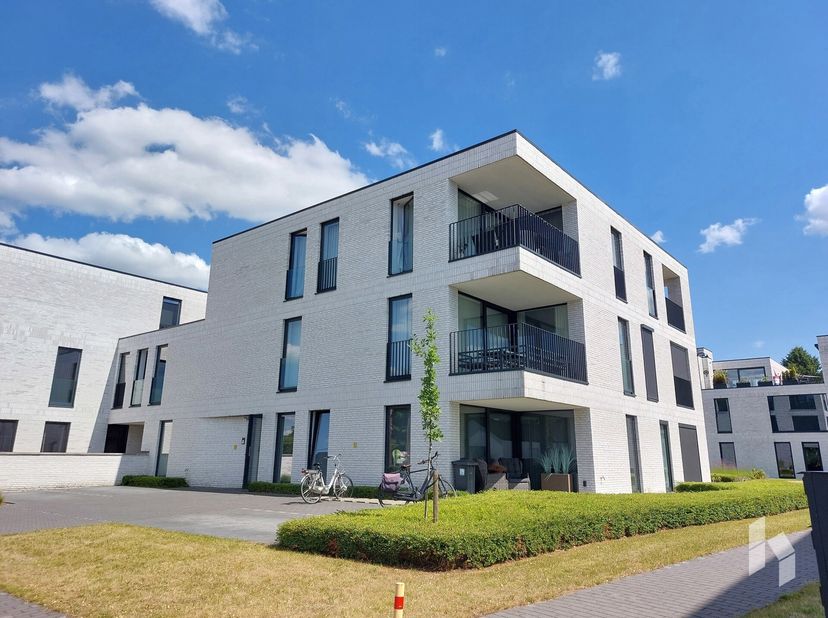Gelijkvloers appartement (70 m²) met 1 slaapkamer, een terras (8,4m²) en mooi tuintje (18,7m²) in Mol.&lt;br /&gt;
Ondergronds is er een autostaanplaats en