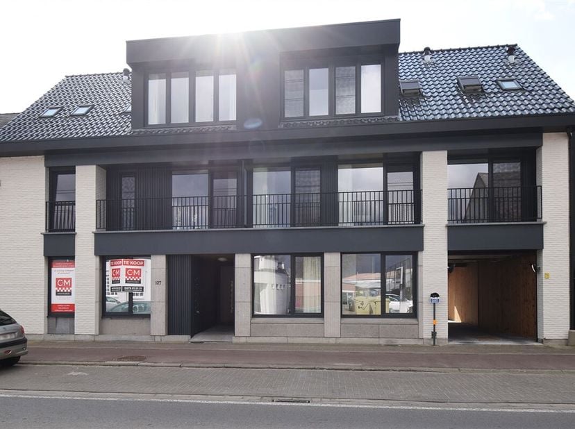 Welkom in dit prachtige appartement in het hart van Berlaar, een oase van modern comfort en stijl. Met een bewoonbare oppervlakte van 97 m² biedt deze