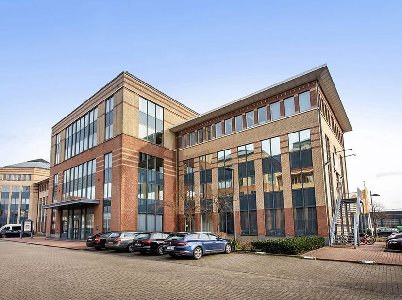 Mechelen Campus omvat een 60 m hoge toren en 10 lagere kantoorgebouwen, verbonden via een ondergrondse parking. Een mooie tuin met picknickruimte en w