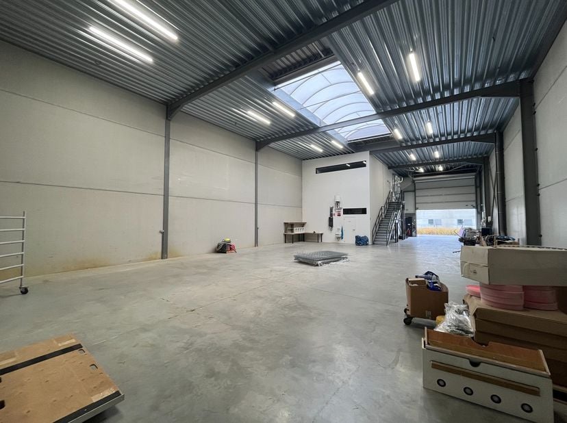 Deze prachtige KMO-unit uit 2020 en gelegen aan de industriezone aan de Lochtemansweg bestaat uit 345m² bedrijfshal met een apart kantoor van 128m² ge