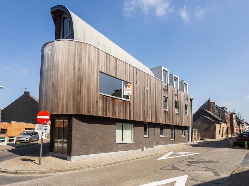 Dit instapklaar en energiezuinig appartement is onderdeel van een kleinschalige residentie van slechts drie appartementen, zonder syndicus. Op de eers
