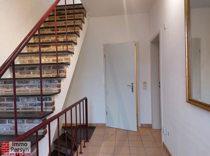 Dit ruime en goed onderhouden 3-slaapkamerappartement ligt in het mooie Sint-Joris-Winge. Gelegen op een uitstekende locatie, biedt dit appartement zo