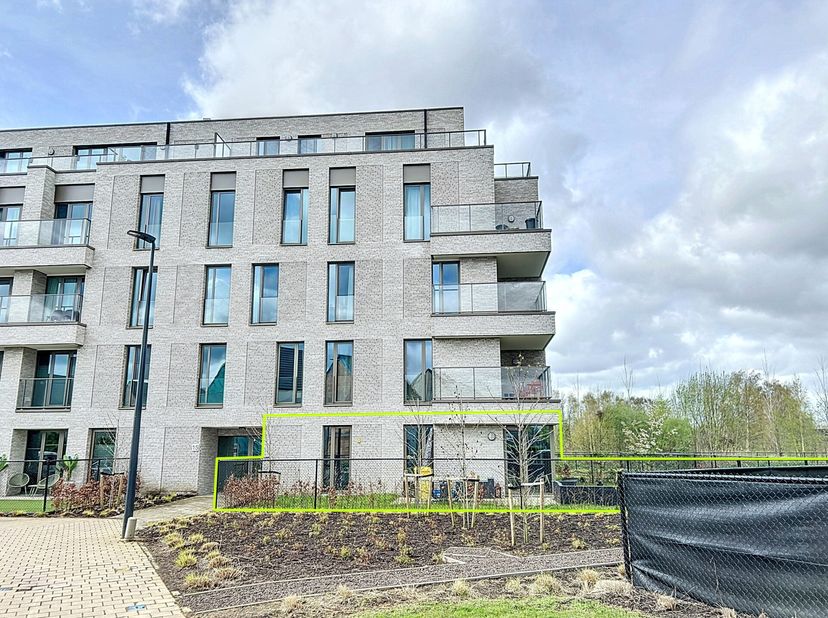 Modern en energiezuinig 2-slaapkamer appartement op de gelijkvloerse verdieping. Het appartement omvat een inkomhal met gastentoilet, leefruimte met o