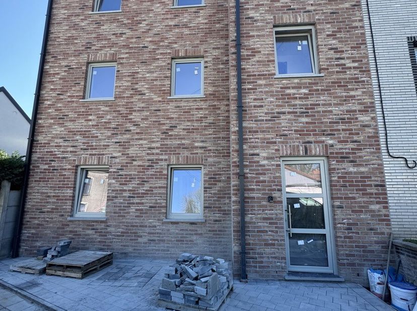 GHLIN : bel appartement neuf 2 chambres, idéalement situé avec des espaces lumineux. Lappartement se compose dune pièce de vie de plus de 40 mètres ca