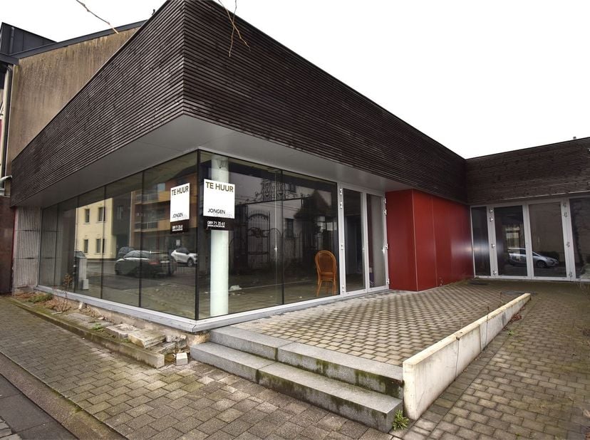 Dit modern handelspand is gelegen aan de inkom van het centrum van Lanaken, goed zichtbaar en goed bereikbaar vanaf de N78.&lt;br /&gt;
&lt;br /&gt;
Belangrijke t