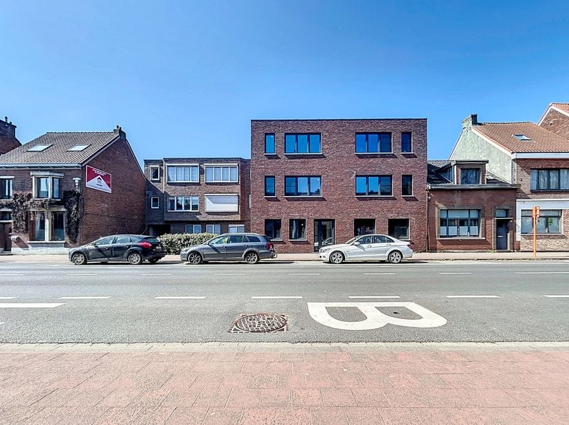 Appartement op de 1e verdieping&lt;br /&gt;
- Woonkamer op tegel&lt;br /&gt;
- Open keuken hoogwaardig afgewerkt met een inductiekookplaat, dampkap, vaatwasser, v