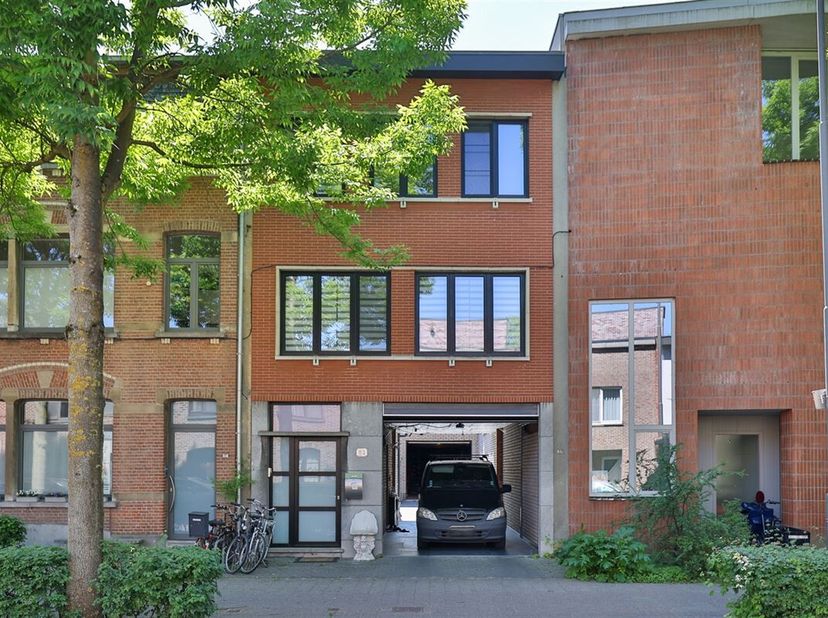 Op een centrale ligging in Mortsel-Dorp vinden we deze gerenoveerde bel-étage met ruim magazijn (215m²). Het centrum van Mortsel, OV, Fort 4 etc. is v