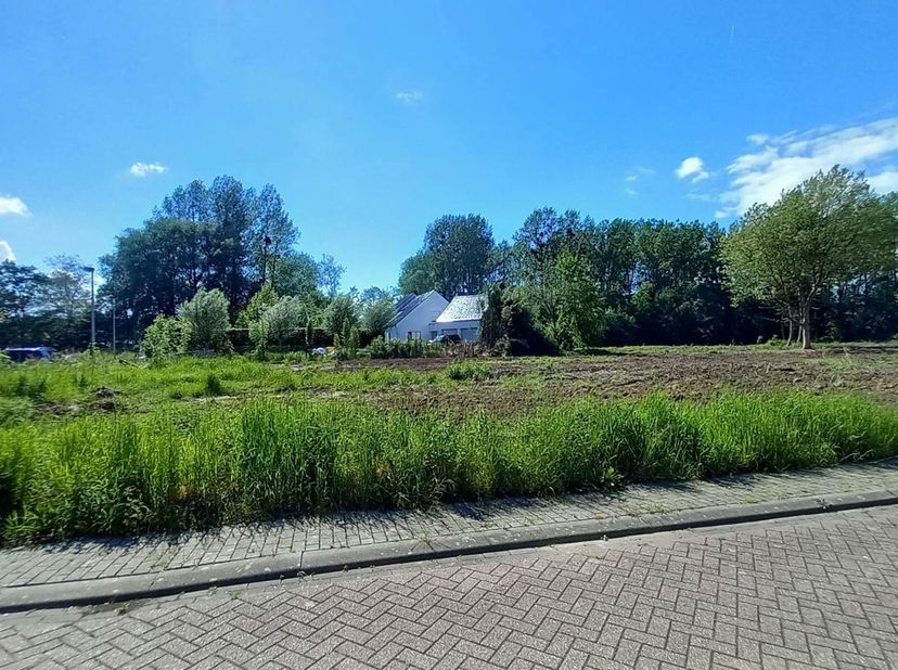 Terrain à bâtir superbement situé, étant le LOT 13 d&#039;un lotissement approuvé composé de 15 lots.&lt;br /&gt;
Surface du terrain : 821m² ;&lt;br /&gt;
Orientation