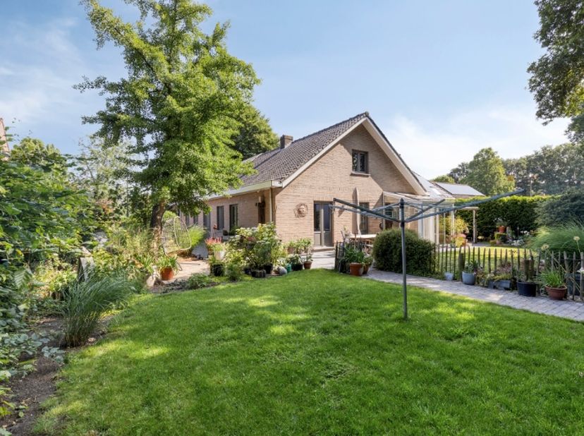 Zuidgericht, rustig gelegen én toch vlakbij Gent? Welkom in deze ruime open bebouwing aan de Zwaluwstraat 10 in Evergem! Op een perceel van 986 m² gen