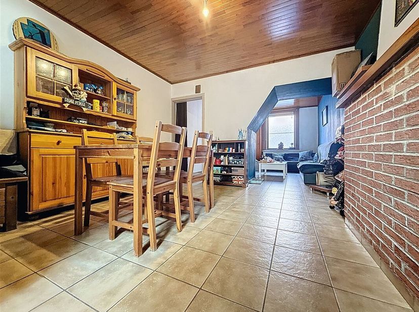 Maison mitoyenne avec fort potentiel, parfaite pour un premier achat ou un investissement locatif profitable.&lt;br /&gt;
Niveau principal : Dès l&#039;entrée, u