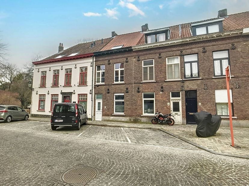 In het centrum van Brugge kan je deze gezellige doch ruime woning met 3 slaapkamers terugvinden. Op deze locatie geniet je van de rustige omgeving met