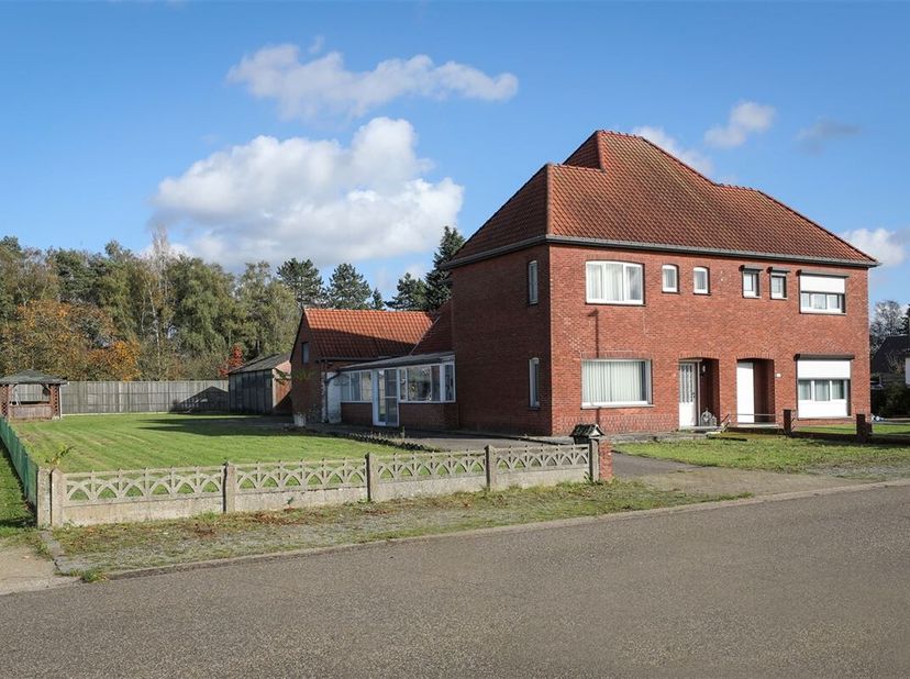Ruime gemoderniseerde woning met 3 slaapkamers (mogelijks 4) en grote tuin van +- 10 are&lt;br /&gt;
Ligging :&lt;br /&gt;
+ Gelegen in een rustige straat met enk