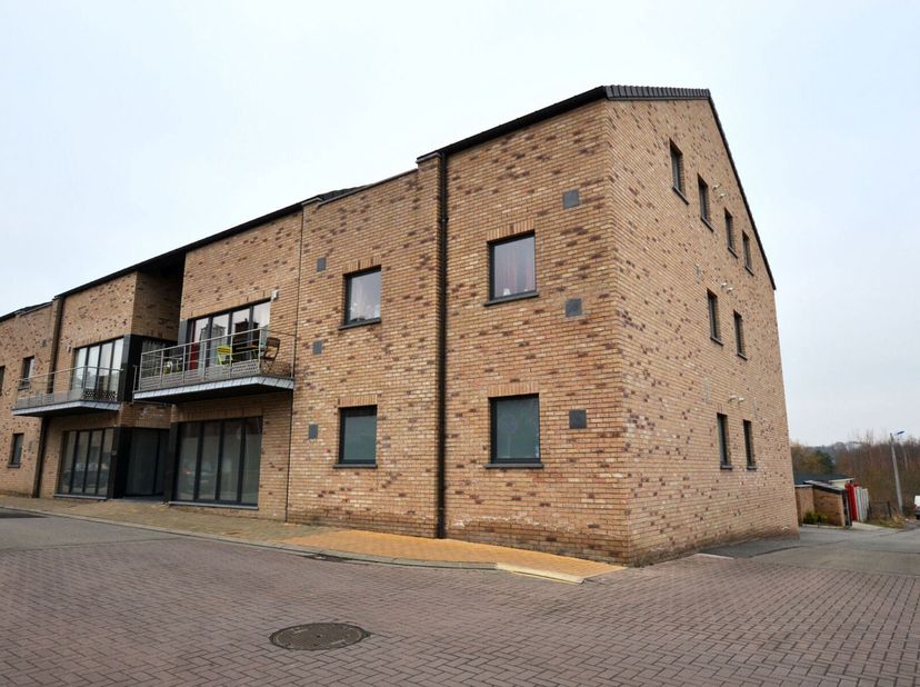 Appartement en Duplex situé dans une construction récente, comprenant  :&lt;br /&gt;
Hall, living, cuisine équipée, 2 chambres, salle de bain, Wc séparé, bu