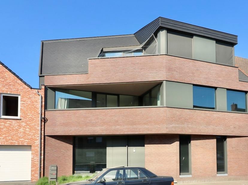 Op zoek naar een uitzonderlijk, groot appartement? &lt;br /&gt;
Dit ruime recent appartement combineert moderne stijl, hoogwaardige afwerking en uitstekend