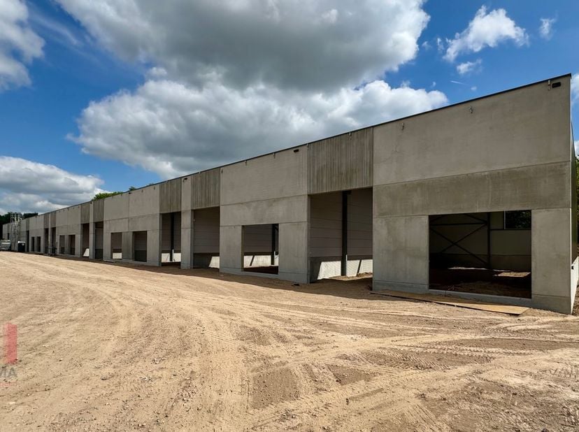 Unité PME nouvellement construite d&#039;une superficie de 234 m² à vendre avec un emplacement fantastique le long de la route commerciale Brusselbaan à He