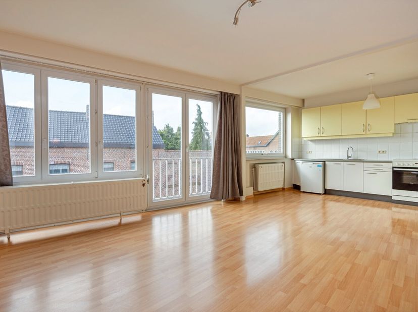 Appartement à rafraîchir au deuxième étage (dans un immeuble sans ascenseur) avec deux chambres à Halle. Bon emplacement avec une connexion directe ve