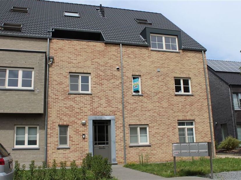 Recent appartement in het centrum van Deurne (Diest) Indeling:Terras, inkomhal, ruime living met open keuken voorzien van alle comfort, aparte berging