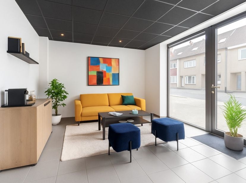 Dit handelspand (wellness op heden) met woonst en privé-parking geniet van een uiterst commerciële ligging langs de Meensesteenweg te Roeselare. De be