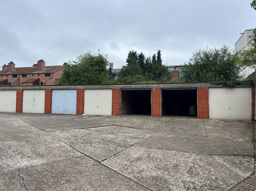 Garagebox te koop in hartje Leuven.&lt;br /&gt;
De garage heeft volgende afmetingen;&lt;br /&gt;
5,8 m diep en 2,75 breed&lt;br /&gt;
16m² totale oppervlakte&lt;br /&gt;
Er i
