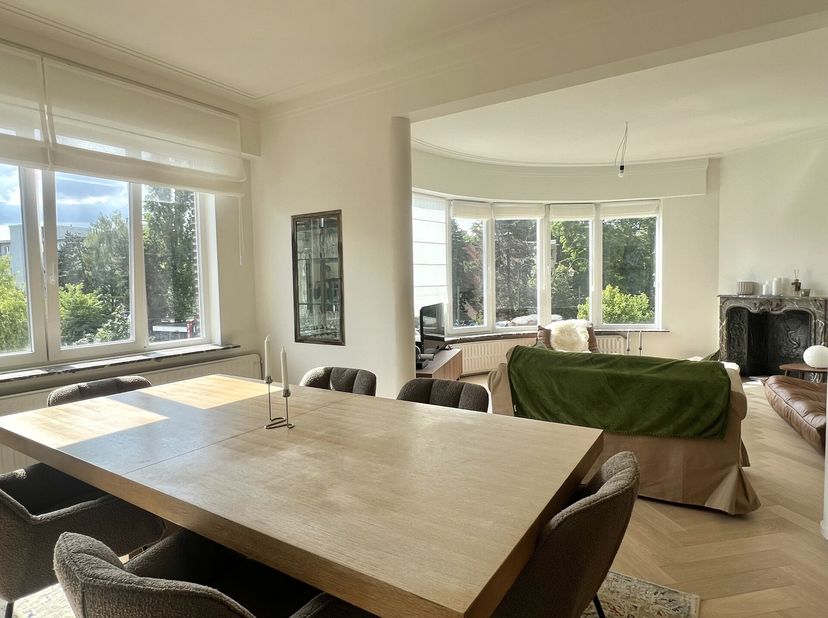 IXELLES - Quartier Solbosch, à deux pas de l&#039;ULB, lumineux APPARTEMENT (2ch/1sdd) meublé situé au 2ème étage d&#039;un immeuble avec ascenseur. Il se compo