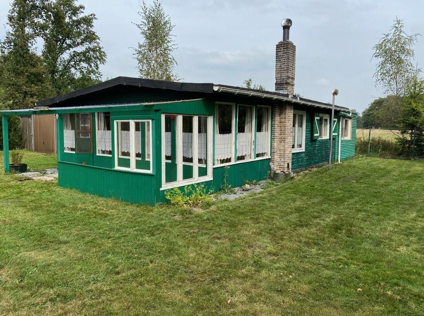 Zeer rustig gelegen chalet gelegen in de wijk Gerhees te Ham.Deze chalet is gelegen op een mooi perceel en is bereikbaar via een geasfalteerde weg, de