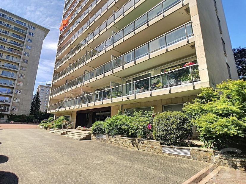 WATERMAEL-BOITSFORT: Découvrez ce superbe DUPLEX de +/- 141 m² (selon PEB) situé aux 11ème et 12èmes étages d&#039;un immeuble bien entretenu. Idéalement s