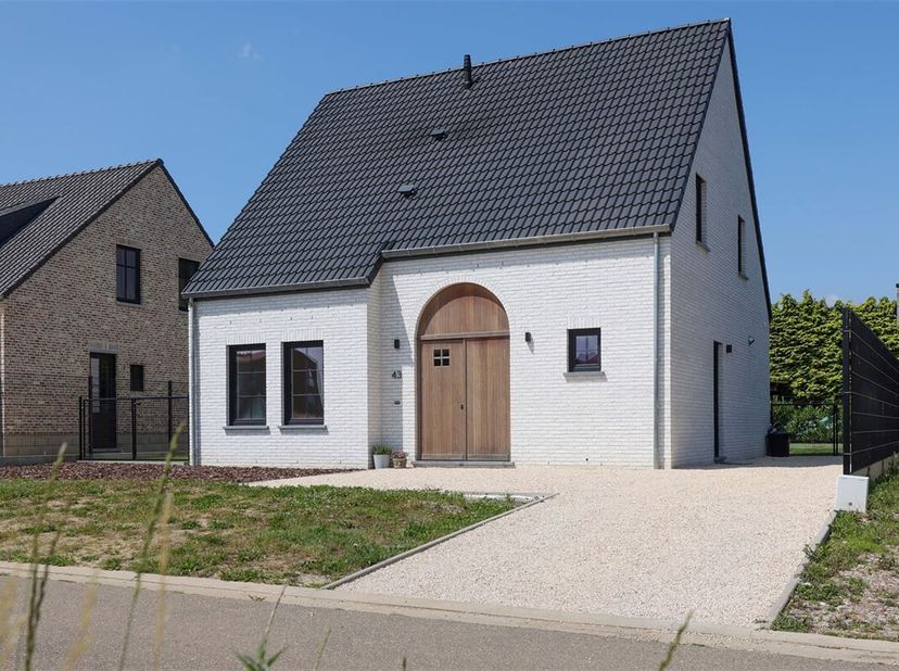 Stijlvolle nieuwbouwwoning met 3 slaapkamers op een zonnig perceel van 4a 47ca &lt;br /&gt;
Omgeving:&lt;br /&gt;
+ Rustig gelegen in een doodlopende straat&lt;br /&gt;