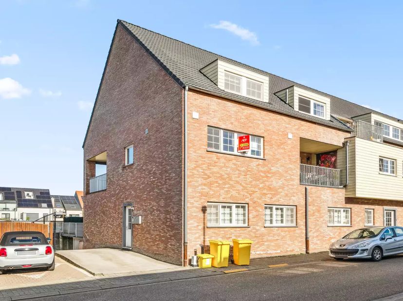 Ce spacieux appartement en duplex de 3 chambres à coucher, prêt à l&#039;emploi, offre une surface habitable de 127 m² (valeur selon EPC) et est situé au c