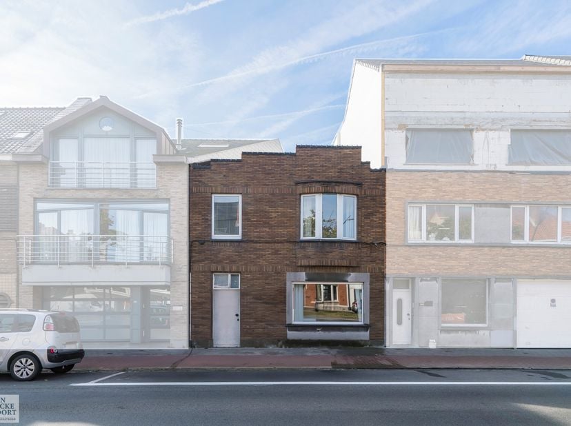 Gerenoveerde eengezinswoning met gunstig EPC-label &quot;B&quot; - de woning onderging een totaalrenovatie in 2022 - het woonoppervlakte meet 100m² + koer 4m².&lt;