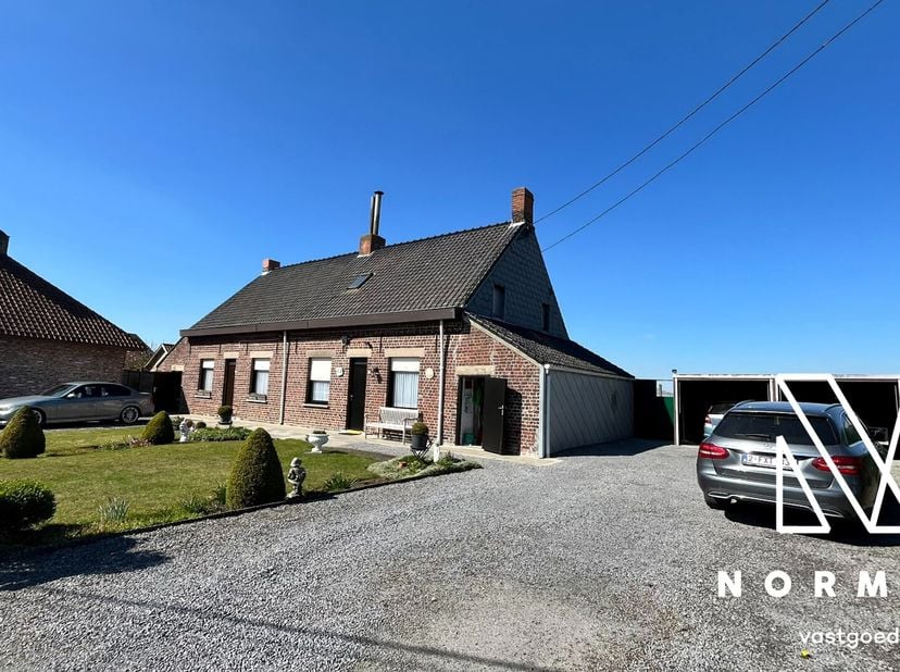 Deze woning bevindt zich op een perceel van 697m². Het pand beschikt over een zonnige voortuin en een achtergelegen weide.&lt;br /&gt;
Indeling is als volgt