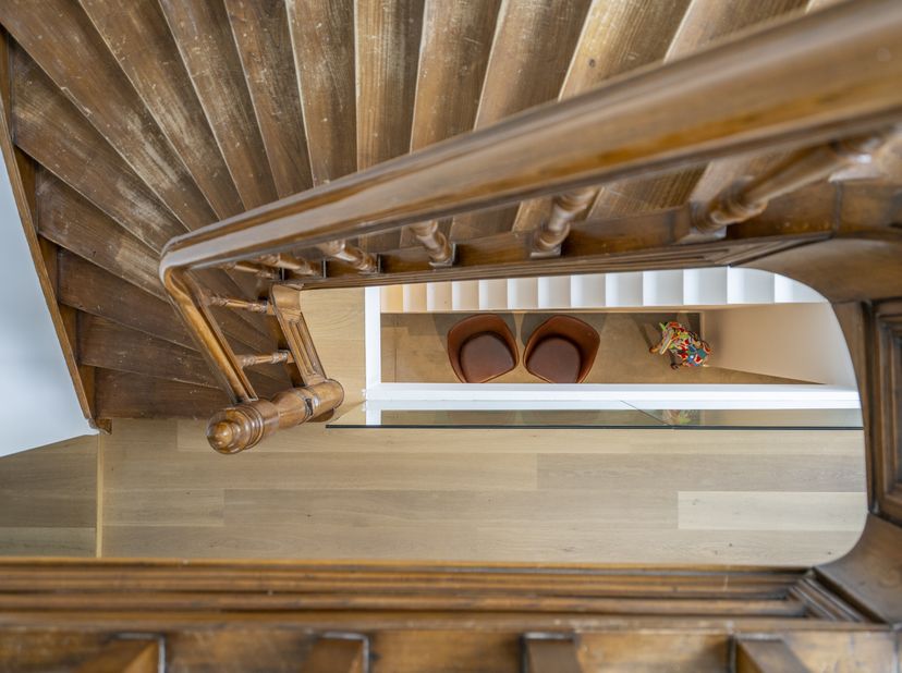 In het centrum van Izegem bieden wij u een unieke kans, een statige herenwoning, gebouwd in 1924, met een ruime handelsruimte op het gelijkvloers en e