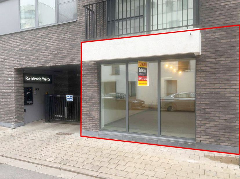 Moderne polyvalente commerciële ruimte, gelegen te Oudenaarde. &lt;br /&gt;
Dit betreft een gelijkvloerse kantoorruimte te huur met één garage gelegen achte
