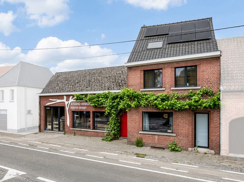 À la périphérie de Zottegem, à distance de marche et de vélo du centre et facilement accessible par les routes d&#039;entrée et de sortie vers Bruxelles et