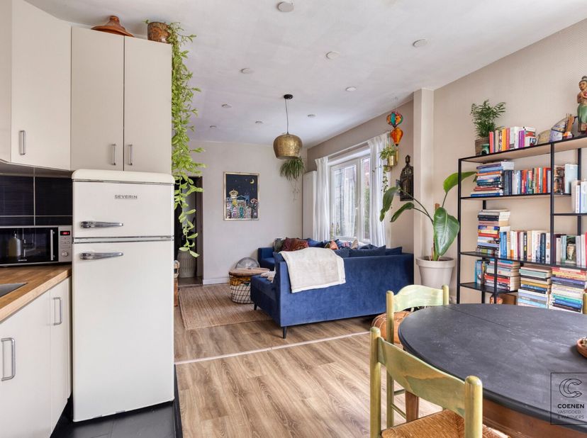 Dit gelijkvloers appartement met twee slaapkamers bevindt zich op een rustige locatie in Deurne. Bij het binnenkomen komt men meteen terecht in de lic