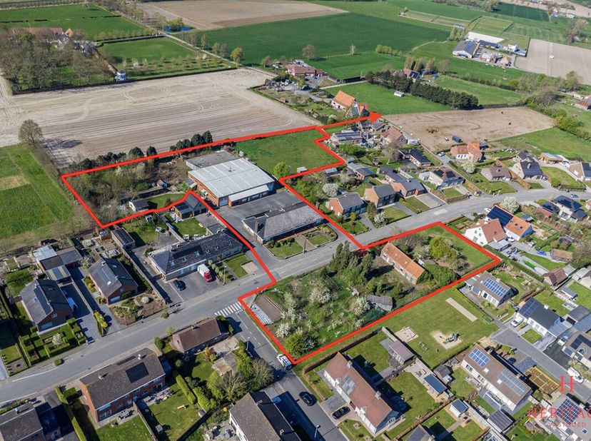 In het centrum van Torhout bevindt zich dit veelzijdige vastgoed met uitzonderlijke mogelijkheden voor investeerders en ontwikkelaars. Het perceel omv